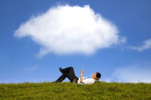 Mann mit Tablet auf der Wiese